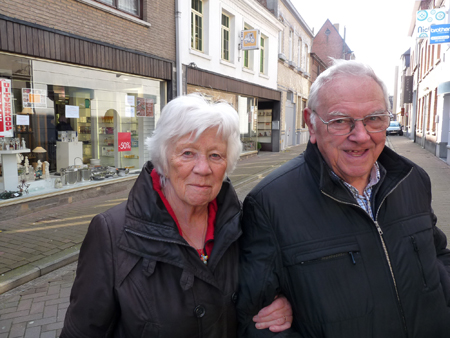 Gaston Van Acker en Valerie Poppe voor de winkel in de Kloosterstraat
